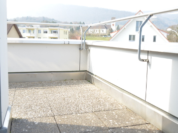 Geniessen Sie draussen auf dem Balkon die frische Luft