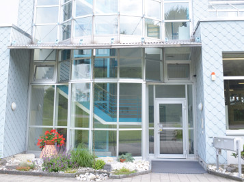 Den Eingang finden Sie vorne an der Hauptstrasse