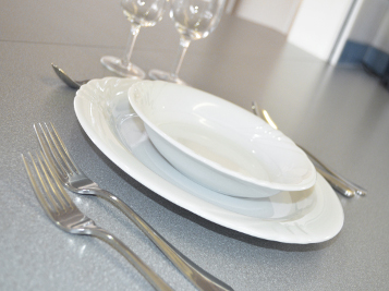 Komplettes Geschirr- und Besteckset